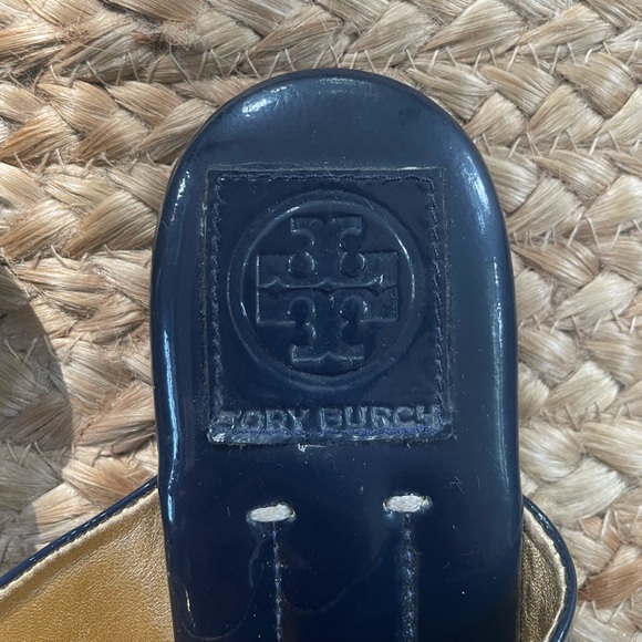 TORY BURCH Dean Royal Blue Patent Leather Gold Chain Green Sandals Size 7.5 - Picture 6 of 8